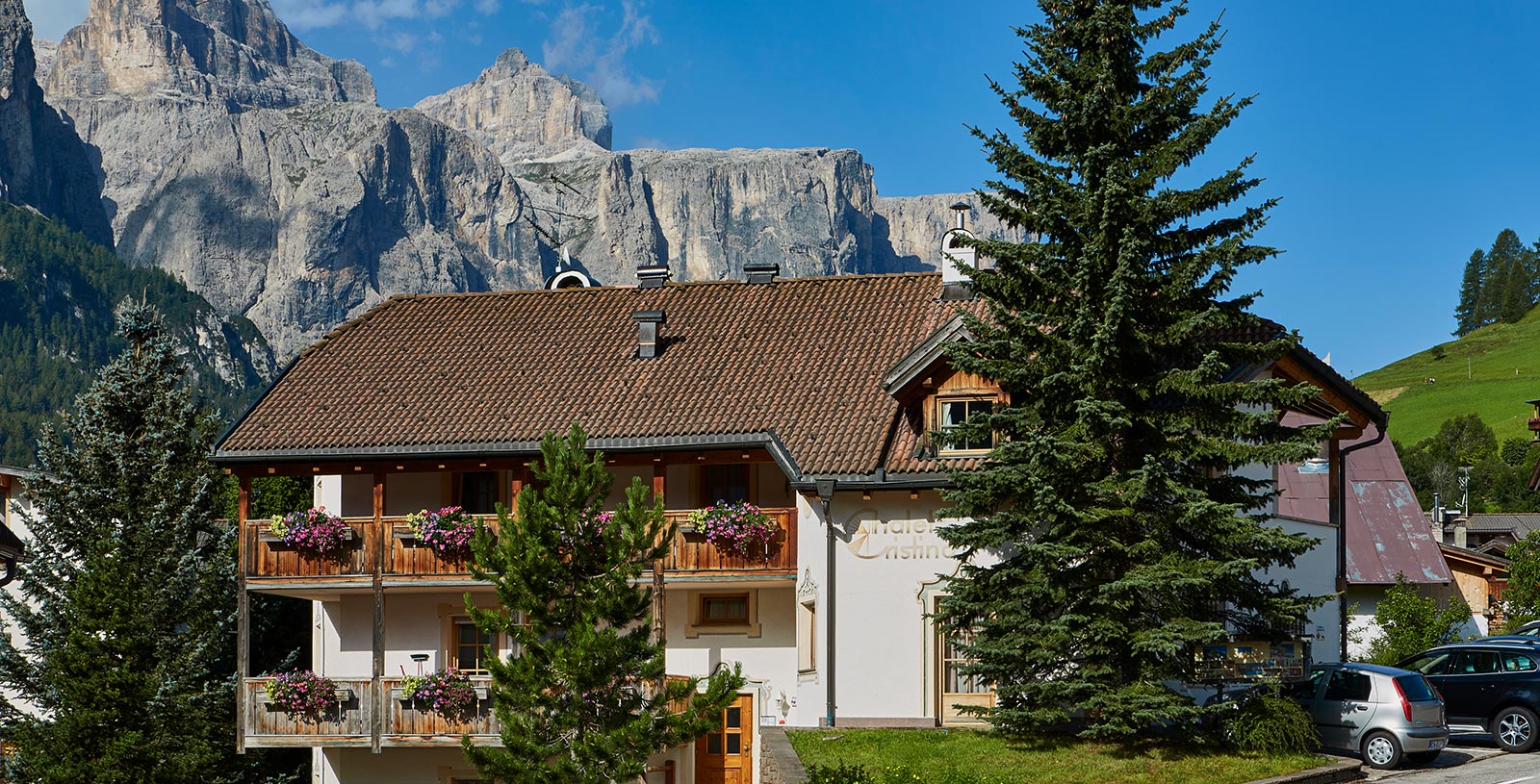 Das Gebäude des Chalet Cristina mit den Bergen im Hintergrund