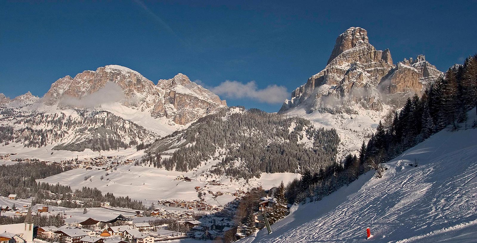 schneebedeckte Alta Badia im Winter, bestens geeignet für Urlaub auf den Skiern