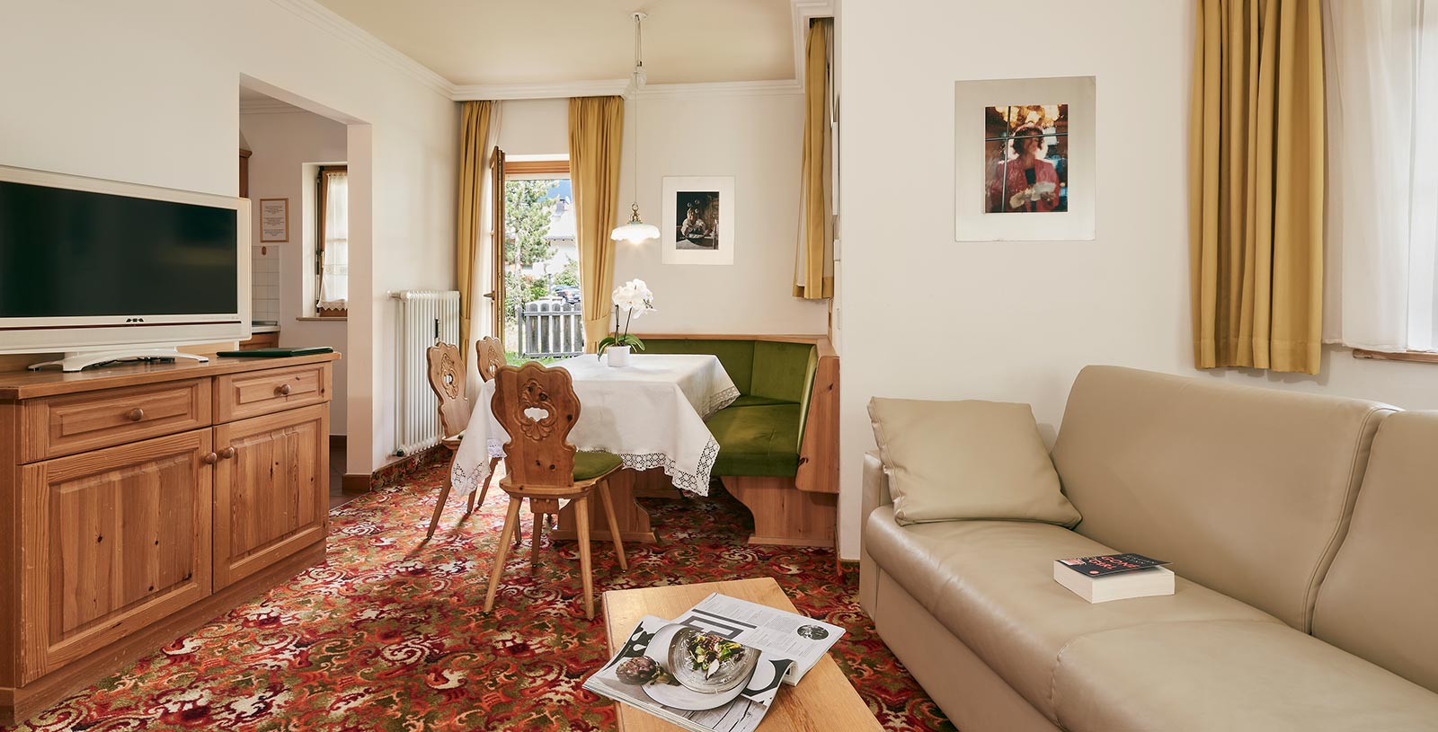 Wohnzimmer einer Ferienwohnung im Chalet Cristina in Corvara